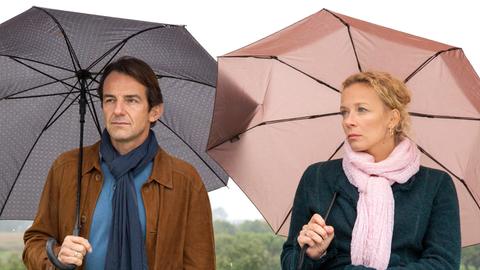 Mann und Frau mit Regenschirm