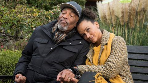 Inniges Verhältnis trotz aller Probleme: Iris (Sarah Masuch) mit ihrem Vater William (Ron Williams).