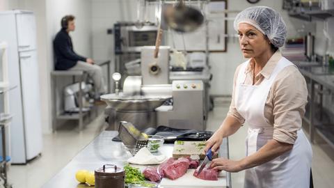 Metzgermeisterin Maria Gissenwehrer (Christine Neubauer) in der Restaurantküche. 