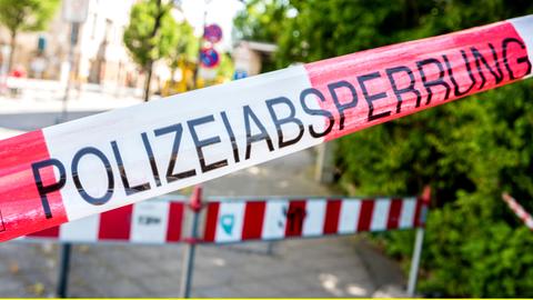 Gewalttaten, Einbrüche, Raubüberfälle: Was tritt in welchen Regionen gehäuft auf? Gibt es in der Stadt mehr Kriminalität als auf dem Land? Der Blick in die Polizeistatistik vermittelt verblüffende Einblicke, legt aber auch falsche Spuren. - Absperrung der Polizei.