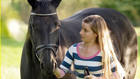 Stolz führt Paula (Maria Vogt) Morning Star vor und ahnt nicht, dass Max das Pferd verkaufen wird.