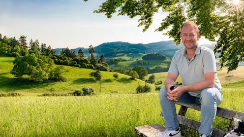Tobias Kämmerer sitzt auf einer Bank im Gumperner Tal im Odenwald (Collage).