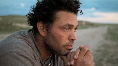 Milton Torres, im Hintergrund das Bunkergelände