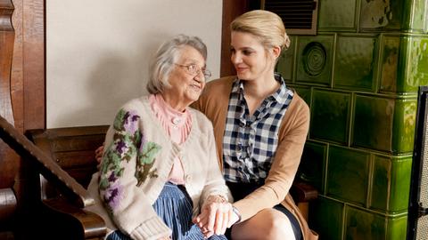 Auch Oma Hedwig (Dorothea Walda, l.) versucht es mit dem Führerschein. Sie will Saskia (Rike Schmid, r.) beweisen, dass sie noch nicht zum alten Eisen gehört.