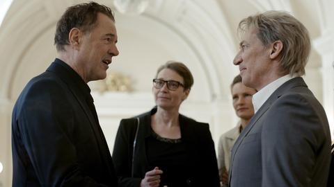 Richter Michael Jacobi (Sebastian Koch, li.) möchte mit Lindner (Tobias Moretti) etwas besprechen.