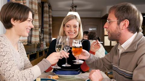 Bei einem kleinen Umtrunk mit Bärbel Schmied (Meike Droste, l.) und Dietmar Schäffer (Bjarne Mädel, r.) anlässlich Bärbels Geburtstag im "Gasthof Aubach" genehmigt sich Sophie Haas (Caroline Peters, M.) ein, zwei Gläschen zuviel. Mit fatalen Konsequenzen.