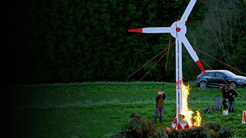 Nein zur Windkraft - im hessischen Reinhardswald kochen die Emotionen hoch: Protestierende zünden ein selbstgebautes Windrad an. 