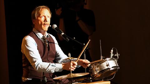 Pawel Popolski alias Achim Hagemann am Schlagzeug.