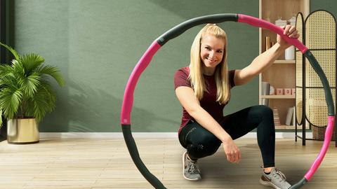 Reporterin Maike Tschorn probiert verschiedene Fitness-Gadgets aus – hier den Hula Hoop.
