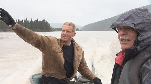 Thomas Roth (r) mit Ranger Dorian auf dem Fluss Yukon.