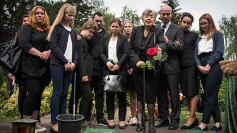 Große Trauer bei Helga (Marie-Luise Marjan, M.) und den engsten Familienangehörigen bei Hans Beimers Beerdigung. 