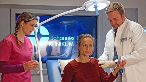 Marie Obischu (Christine Kutschera, M.) hat eine ernstzunehmende Wunde an der Hand. Marc Lindner (Christian Beermann, r.) fällt sofort ein bedeutendes Detail auf (mit Isabella Krieger, l.).