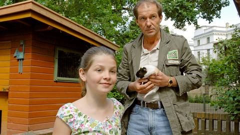 Zoodirektor Dr. Fährmann (Michael Lesch, r.) will Rebecca Lentz (Elisabeth Böhm, l.), die für eine Vorführung in ihrer Schule ein geeignetes Tier sucht, ein Meerschweinchen zeigen. Doch Rebecca hat ein anderes Tier entdeckt, das ihr viel besser gefällt.