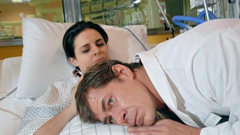 Christoph (Sven Martinek, r.) hat den Kopf auf Susannes (Elisabeth Lanz, l.) Bauch gelegt und trauert mit ihr um das verlorene Baby.