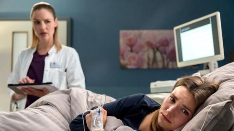 Julia Bergers (Mirka Pigulla, l.) schwangere Patientin Frida Bäumer (Carolin Garnier, r.) leidet unter dem Verhalten ihres Freundes.