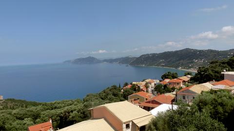  Blick auf Pentati, ein kleines traditionelles Bergdorf am Hang oberhalb des Strandes von Agios Gordis auf Korfu.