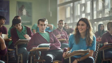 Der 18-jährigen Schüler Iván (Lucas Nabor, Mitte) hat etwas mit seiner Lehrerin.