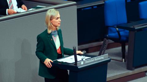 Nyke Slawik am Rednerpult im Bundestag.