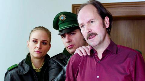 Sonja (Annett Fleischer, l.) und Riedl (Paul Sedlmeir, M.) sprechen noch einmal mit Manager Markus Köhler (Piet Fuchs, r.).