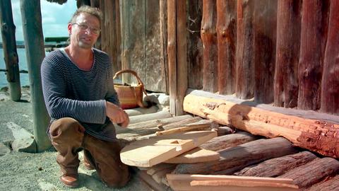 Der Experimentalarchäologe Hans Lässig baut ein Rad nach, wie es schon vor 5000 Jahren die Menschen im Südwesten Deutschlands benutzten - wurde das Rad hier erfunden?