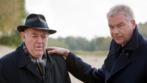 Die Leiche von Jan Grunholt ist aus dem Bestattungsinstitut verschwunden. Jon (Frank Vockroth, r.) und sein Vater Claas (Ulrich Voß, r.) sind ratlos.