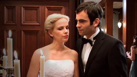 Jonas (Mathis Künzler) und seine schwangere Freundin Karen (Denise Zich) fühlen sich auf der Gala nicht so recht wohl.
