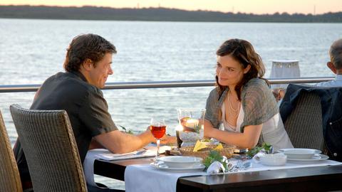 Christoph Lentz (Sven Martinek, l.) und Susanne Mertens (Elisabeth Lanz, r.) genießen das romantische Abendessen am See.