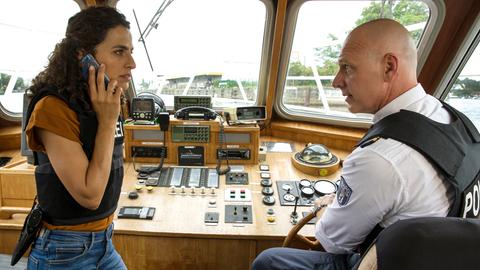 An Bord der "Silbermöwe" erhalten Jasmin Sayed (Sesede Terziyan, l.) und Wolf Malletzke (Christoph Grunert, r.) neue Hinweise im Mordfall eines toten Schubschiffers.