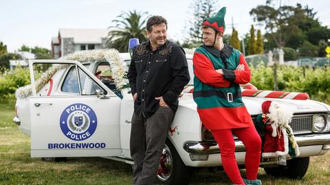 Die ausgelassene Weihnachtsstimmung in Brokenwood wird von einem blutigen Mord überschattet. Bürgermeister Evan Whitestone (Ross McKellar), der noch einige Stunden vor seinem Tod auf dem farbenfrohen Straßenumzug als Santa Claus verkleidet bejubelt wurde, sitzt nun leblos in seinem Wohnzimmersessel. Seine Tochter, die junge Romanautorin Hayley (Shara Connolly), findet ihn dort in seinem blutüberströmten Weihnachtsmannkostüm. Wer den beliebten Lokalpolitiker getötet haben könnte, ist für Detective Mike Shepherd (Neill Rea) und seine Kollegen Kristin Sims (Fern Sutherland) und D.C. Breen (Nic Sampson) ebenso mysteriös wie der Tathergang.