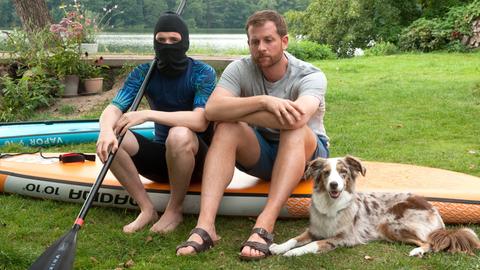 Paul (Christoph Schechinger) und Therapiehündin Käthe versuchen Chris (Tilman Pörzgen) wieder aufzurichten, der sich aufgrund von Brandnarben im Gesicht vor der Welt versteckt.