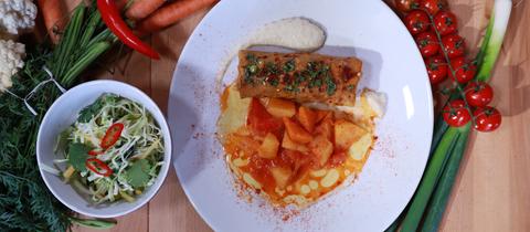 Veganes Kartoffelgulasch mit gefülltem Pfannkuchen, Krautsalat und Blumenkohl-Kokos-Püree 