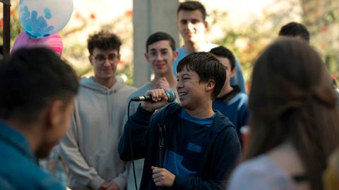 Ein Junge singt in ein Mikrofon