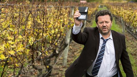 Das Leben in der idyllischen Weinbauregion hat sich Detective Mike Shepherd (Neill Rea) friedlicher vorgestellt. Als frisch ernannter Polizeichef muss er den Tod des einflussreichen Weinkritikers Paul Winterson, dessen Leiche am Morgen nach dem prestigeträchtigen Brokenwood Weinwettbewerb in einem Silo gefunden wird.