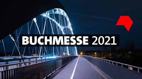 Blick auf eine beleuchtete Frankfurter Brücke in der Nacht. Logo: Buchmesse 2021