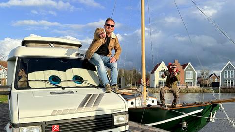 Friso sitzt auf seinem Camper in einem Hafen in Ostfriesland, rechts liegt ein Schiff mit einem Protagonisten des Films.