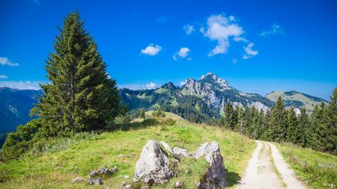 Malerischer Weg durch den Chiemgau.