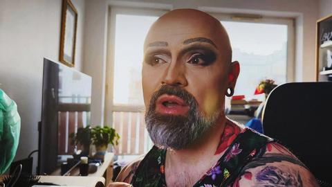 Ein homosexueller Mann mit Bart aus dem "Chor der Mutigen". 