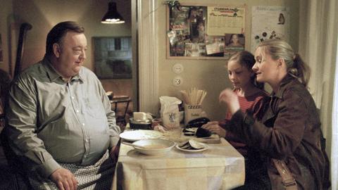 Gregor Ehrenberg (Dieter Pfaff, l.) mit Lisa (Ulrike Grote, r.) und Charlotte (Alina Liss, M.) beim Abendessen. Gibt es doch noch ein happy end?