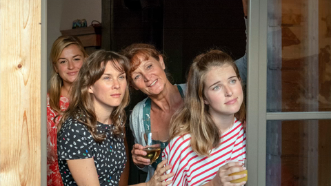 Johanna Beissl (Ines Lutz), Maria Beissl (Kathrin von Steinburg), Elisabeth Beissl (Barbara Weinzierl) und Eva Beissl (Leonie Brill, v.l.n.r.) beobachten Benedikt und Jerry beim Grillen