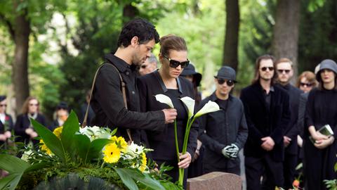 Alex Moravek (Carlo Ljubek, l.) und Susanne Kröhmer (Anna Loos, r.) bei der Beerdigung von Oliver Griebnitz, einem Jugendfreund.