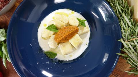 Ricotta-Parmesan-Gnocchi mit Auberginen-Tomatenpesto und Burrata-Mozzarella-Sauce
