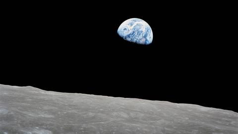 Erdenaufgang fotografiert vom Mond