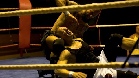 Der Profi-Wrestler Lukas Bukowski (Markus Ertelt, r.) hat plötzlich starke Schmerzen. Hat er sich beim Kampf mit Martin Schmidt (Marius Al Ani, l.) verletzt?