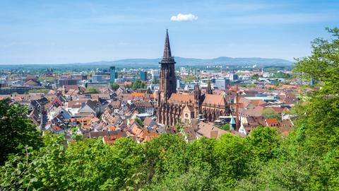 Stadtansicht mit dem Freiburger Muenster im Zentrum.