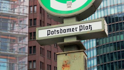 Ein Straßenschild am Potsdamer Platz