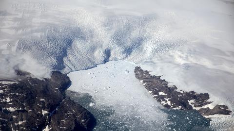 Eisberge brechen von einem Gletscher in einen Fjord in Grönland.