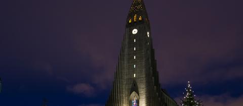 Weihnachtliche Stimmung rund um die Hallgrímskirkja in Islands Hauptstadt Reykjavík.
