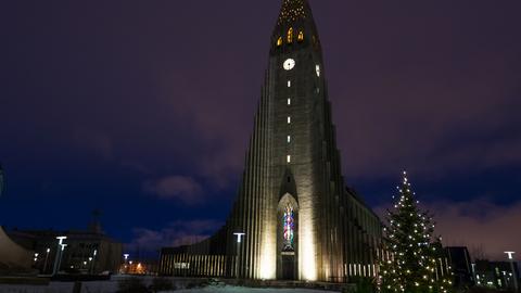 Weihnachtliche Stimmung rund um die Hallgrímskirkja in Islands Hauptstadt Reykjavík.