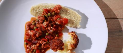 Vegane Klöße, Gulasch, Teriyaki-Sauce und veganer Fisch