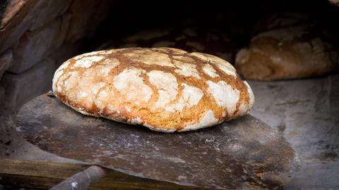 Frisch gebackenes Brot aus dem Holzofen 